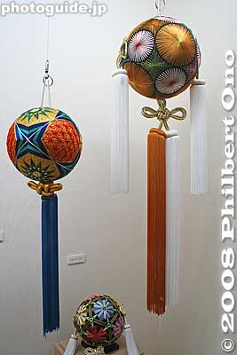 Some balls have tassels.
Keywords: shiga aisho-cho echigawa bin-temari threaded balls museum