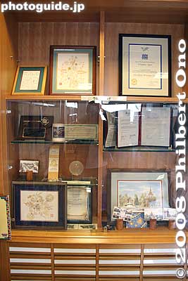 In a small room in the library is Echigawa's sister city exhibit. Echigawa used to be a separate town before it merged with Aito to form Aisho town.
Keywords: shiga aisho-cho echigawa bin-temari threaded balls museum