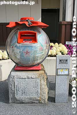 Bin-temari mail box in front of Echigawa Station.
Keywords: shiga aisho-cho echigawa bin-temari threaded balls museum