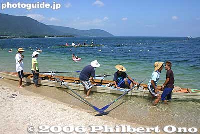 They use four-man boats (called "knuckle four" in Japanese) with sliding seats. It is stable and safe, ideal for beginners.
Keywords: shiga lake biwako shuko rowing around
