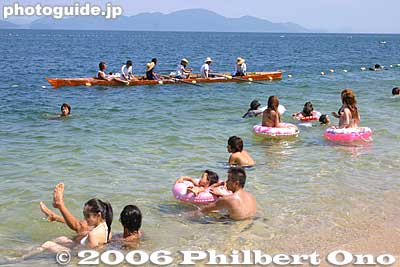 Beachgoers frolick in the lake as the rowing boats arrive.
Keywords: shiga lake biwako shuko rowing around japannatsu