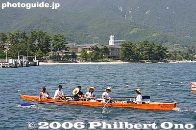 The orange boat decided to go ashore where it was less crowded.
Keywords: shiga lake biwako shuko rowing around