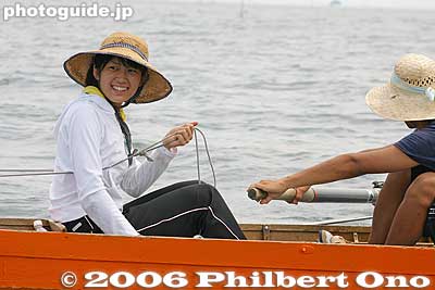 She is the cox sitting at the rear and controlling the rudder with a pair of strings. コックス
Keywords: shiga lake biwako shuko rowing around