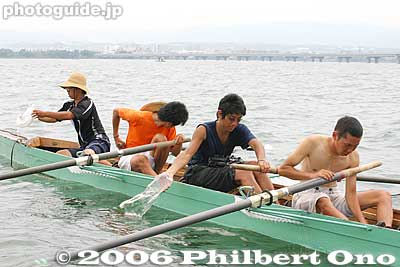 Taking out the water.
Keywords: shiga lake biwako shuko rowing around