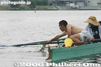 Removing weeds caught on the oars.
Keywords: shiga lake biwako shuko rowing around