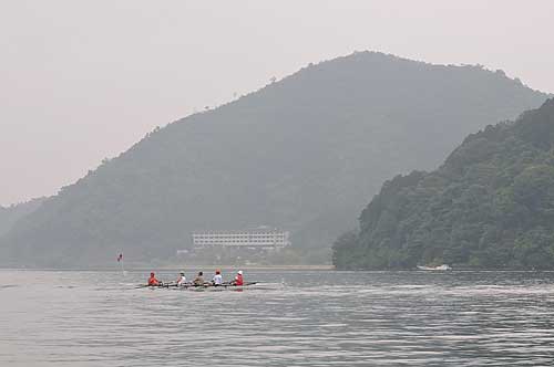 Rowing past Miyagahama Beach in Omi-Hachiman.
