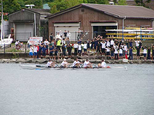 Students from Otsu High School and Shiga University greet and cheer on the rowers from FISA. 大津高、滋賀大経済学部、滋賀大教育学部の部員たち
