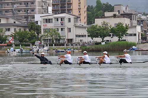 Rowing past the rowing club of Ritsumeikan University.

