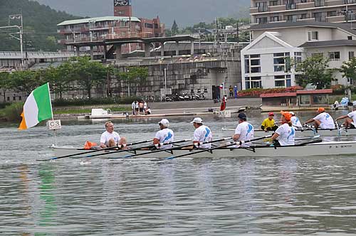 Rowing past the rowing club of Kyoto University. One of the eight boats used for the rowing tour was borrowed this club. Their new members row around the southern half of Lake Biwa in Aug.
