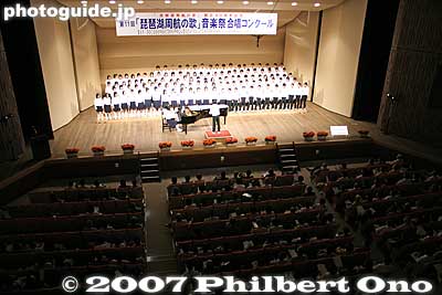 In 2007, 25 choirs, mainly from Shiga and neighboring prefectures, competed. They sang the same song in various ways.
Keywords: shiga takashima imazu-cho choir song contest competition biwako shuko no uta choircontest