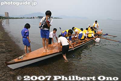 During the choir contest, Imazu Jr. High rowing club offered rides on a wooden, fixed-seat boat. It is a replica of the boat used 90 years ago by Oguchi Taro and crew.
Keywords: shiga takashima imazu-cho choir song contest competition biwako shuko no uta choircontest
