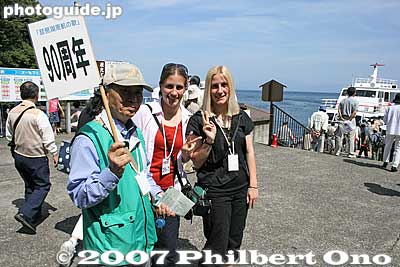 The man holds the 90th Anniversary tour sign as a guide for the tour guests.
Keywords: shiga takashima imazu-cho biwako shuko no uta lake biwa rowing song boat cruise