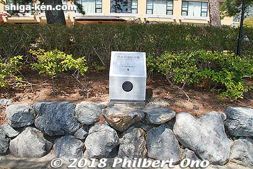 Across the road from the Verse 2 song monument is this small music box. Press the button and you can hear the song play (sung by Kato Tokiko).
Keywords: shiga lake biwa rowing song biwako shuko no uta boating monument