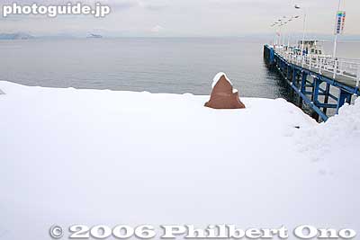 Imazu Port and song monument in winter snow.
Keywords: shiga lake biwa rowing song biwako shuko no uta boating monument