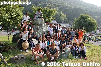 Kyoto University Rowing Club visit the Verse 6 monument during their during their [url=http://photoguide.jp/pix/thumbnails.php?album=367]annual Lake Biwa rowing trip.[/url] 写真／尾城徹雄
Chomeiji is one of their overnight stops during their 3-day rowing trip. 
Keywords: shiga lake biwa rowing song biwako shuko no uta boating monument kurc