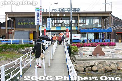Old Imazu Port. Notice the "red flame" song monument on the right.
Keywords: shiga lake biwa rowing song biwako shuko no uta boating monument