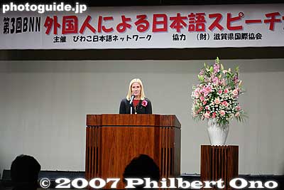 [color=blue][b]Feb. 25, 2007[/b][/color] Jamie Lee Thompson gives her speech at the 3rd Biwako Nihongo Network's Japanese Speech Contest by Foreigners.
Keywords: shiga biwako shuko no uta lake biwa rowing song speech contest
