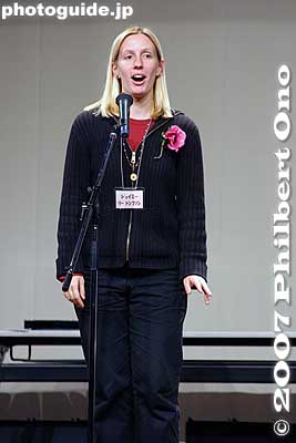 After the awards ceremony, she was asked to sing a little bit of the English song she talked about. She beautifully sang the first verse and drew much applause.
Keywords: shiga biwako shuko no uta lake biwa rowing song speech contest