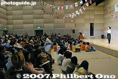 [color=blue][b]Mar. 4, 2007[/b][/color] Nakamura Naoko sings "Lake Biwa Rowing Song" at Canora Hall in Okaya, Nagano Pref.
Keywords: shiga biwako shuko no uta lake biwa rowing song