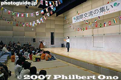The first Japanese person to sing the English song in public. This was at the Okaya International Exchange Association's 15th anniversary festival.
Keywords: shiga biwako shuko no uta lake biwa rowing song