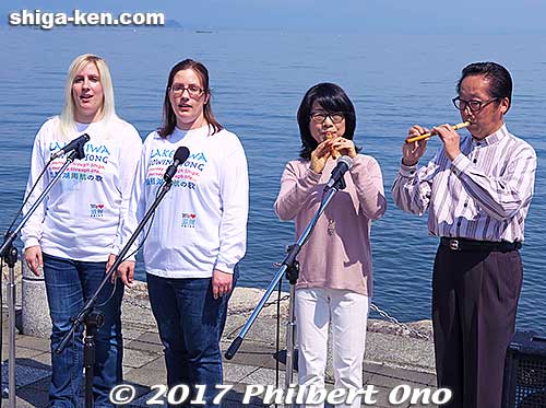 We were very lucky to get Lake Reed to perform with us. Mr. Kikui (far right) basically invented the Lake Biwa reed flute in 2000.
Keywords: lake biwa rowing song imazu performance mini concert