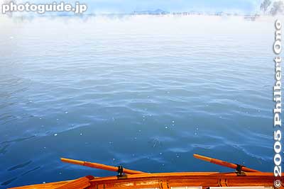 "Rising mist evaporates, ripples come and go."　のぼる狭霧や　さざなみの
Keywords: shiga lake biwa rowing song biwako shuko no uta boating