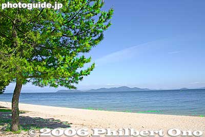 "Pine trees are very green, on sands very white." Omi-Maiko
Keywords: shiga lake biwa rowing song biwako shuko no uta boating omi-maiko otsu beach pine trees white sand