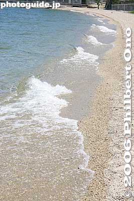 Ripples lap white sands of Omi-Maiko.
Keywords: shiga lake biwa rowing song biwako shuko no uta boating omi-maiko otsu beach pine trees white sand