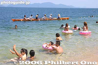 Kyoto University Rowing Club arrive at Omi-Maiko in Aug. 2006 during their annual Lake Biwa rowing trip.
Keywords: shiga lake biwa rowing song biwako shuko no uta boating omi-maiko otsu beach pine trees white sand