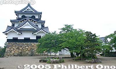 More [url=http://photoguide.jp/pix/thumbnails.php?album=25]photos of Hikone Castle here.[/url]
The castle tower is a National Treasure. Hikone Castle is one of only five castle towers in Japan designated as National Treasures. (The others being Himeji, Inuyama, Matsumoto, and Matsue Castles. Nijo Castle in Kyoto is also a National Treasure, but it does not have a castle tower.)

See more [url=http://photoguide.jp/pix/thumbnails.php?album=25]photos of Hikone Castle here.[/url]
Keywords: shiga lake biwa rowing song biwako shuko no uta boating hikone castle