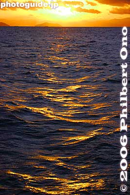 "Golden waves on which we weave..."
Keywords: shiga lake biwa rowing song biwako shuko no uta boating waves sunset