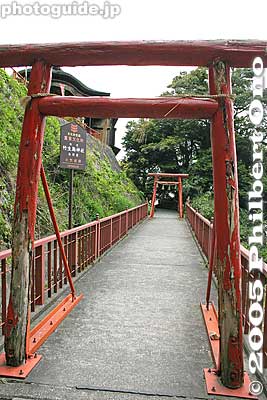Torii gate and bridge to Tsukubusuma Shrine, also called Chikubushima Shrine.
Keywords: Shiga nagahama Lake Biwa Chikubushima biwa-cho Hogonji