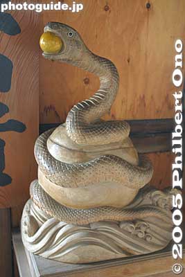 The snake is a messenger of the Goddess Benzaiten.
Keywords: Shiga nagahama Lake Biwa Chikubushima biwa-cho Hogonji