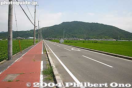 Bicycle path. In front of Azuchi Station, bicycles are available for rent. I highly recommend bicycling rather than walking.
Keywords: shiga prefecture azuchi azuchicho