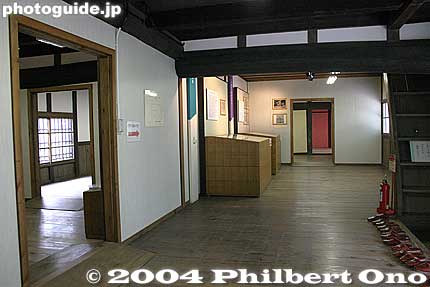 Inside old school. 旧柳原学校
Keywords: shiga prefecture azuchi azuchicho
