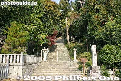 808 steps to Chomeiji. Chomeiji (Long Life Temple) worships the Kannon goddess dedicated to long life and good health. It belongs to the Tendai Buddhist sect.
Keywords: shiga prefecture omi-hachiman chomeiji temple saigoku pilgrimage