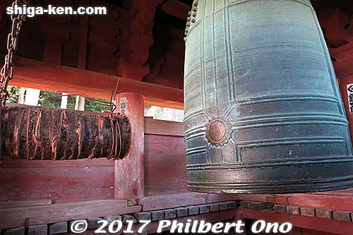 You have to go up the steps to ring the temple bell.
Keywords: shiga prefecture omi-hachiman chomeiji temple saigoku pilgrimage