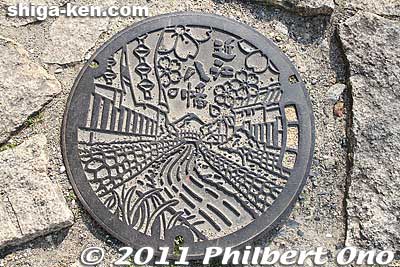 Omi-Hachiman's manhole depicts Hachiman-bori moat adorned with cherry blossoms. Shiga Prefecture.
Keywords: shiga omi-hachiman hachiman-bori moat canal cherry blossoms sakura flowers manhole shigamanhole