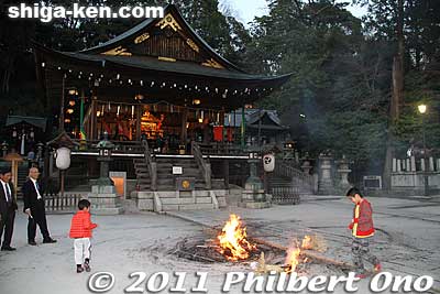 Another tradition is to have children drag a miniature torch around a fire. In the old days, many children would be running around this fire.
Keywords: shiga omi-hachiman hachiman matsuri festival fire torches 