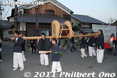 At around 7 pm, people with taiko drums start to arrive.
Keywords: shiga omi-hachiman hachiman matsuri festival fire torches 