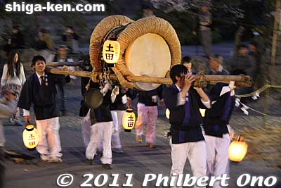 A few taiko processions arrive and marched around.
Keywords: shiga omi-hachiman hachiman matsuri festival fire torches 