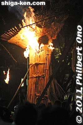 Some time after 8 pm, they finally lit the first torch.
Keywords: shiga omi-hachiman hachiman matsuri festival fire torches 