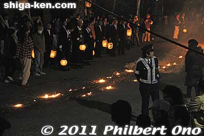 The torches leave a trail of fire.
Keywords: shiga omi-hachiman hachiman matsuri festival fire torches 