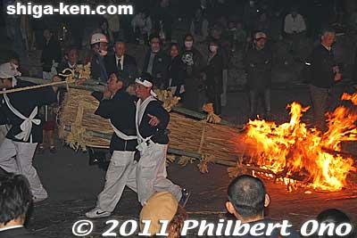 Keywords: shiga omi-hachiman hachiman matsuri festival fire torches 