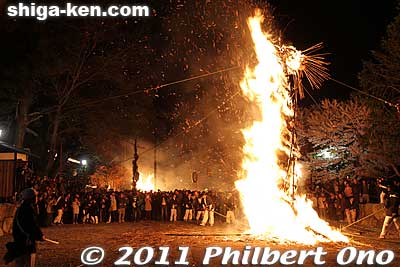 Another torch burns. One after another, they set the giant torches on fire.
Keywords: shiga omi-hachiman hachiman matsuri festival fire torches shigabestmatsuri