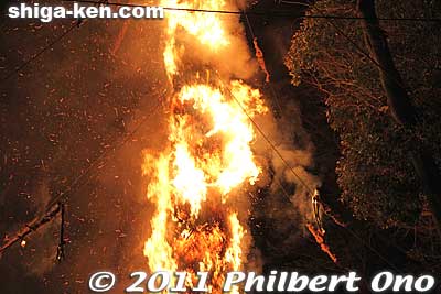 Watching this festival made me think how wonderful and miraculous this thing called fire is. We worship and need it, even though it can very destructive.
Keywords: shiga omi-hachiman hachiman matsuri festival fire torches 