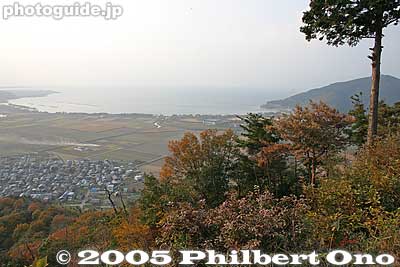 View from Nishinomaru 西の丸跡
Keywords: shiga prefecture omi-hachiman castle fall autumn colors