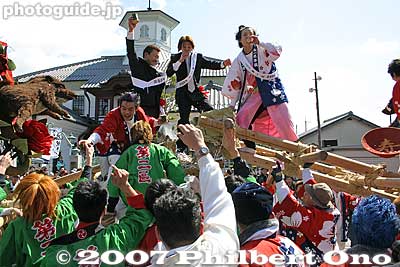 Unlike the next day when the floats will clash with each other, here and within the shrine.
Keywords: shiga omi-hachiman sagicho matsuri festival float boar