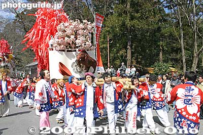 [b]Introduction of all Sagicho floats:[/b] Fourteen floats from various districts of Omi-Hachiman then paraded through a circular route. This is the [b]Dai-ikku float.[/b] 第一区
Keywords: shiga omi-hachiman sagicho matsuri festival float boar