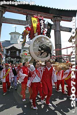 The float returns to the shrine.
Keywords: shiga omi-hachiman sagicho matsuri festival float boar